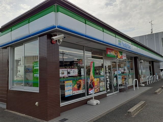 コンビニ　ファミリーマート（コンビニ）まで240m
