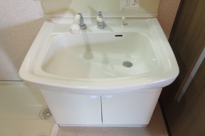 洗面設備　シャワー付き洗面台になります。