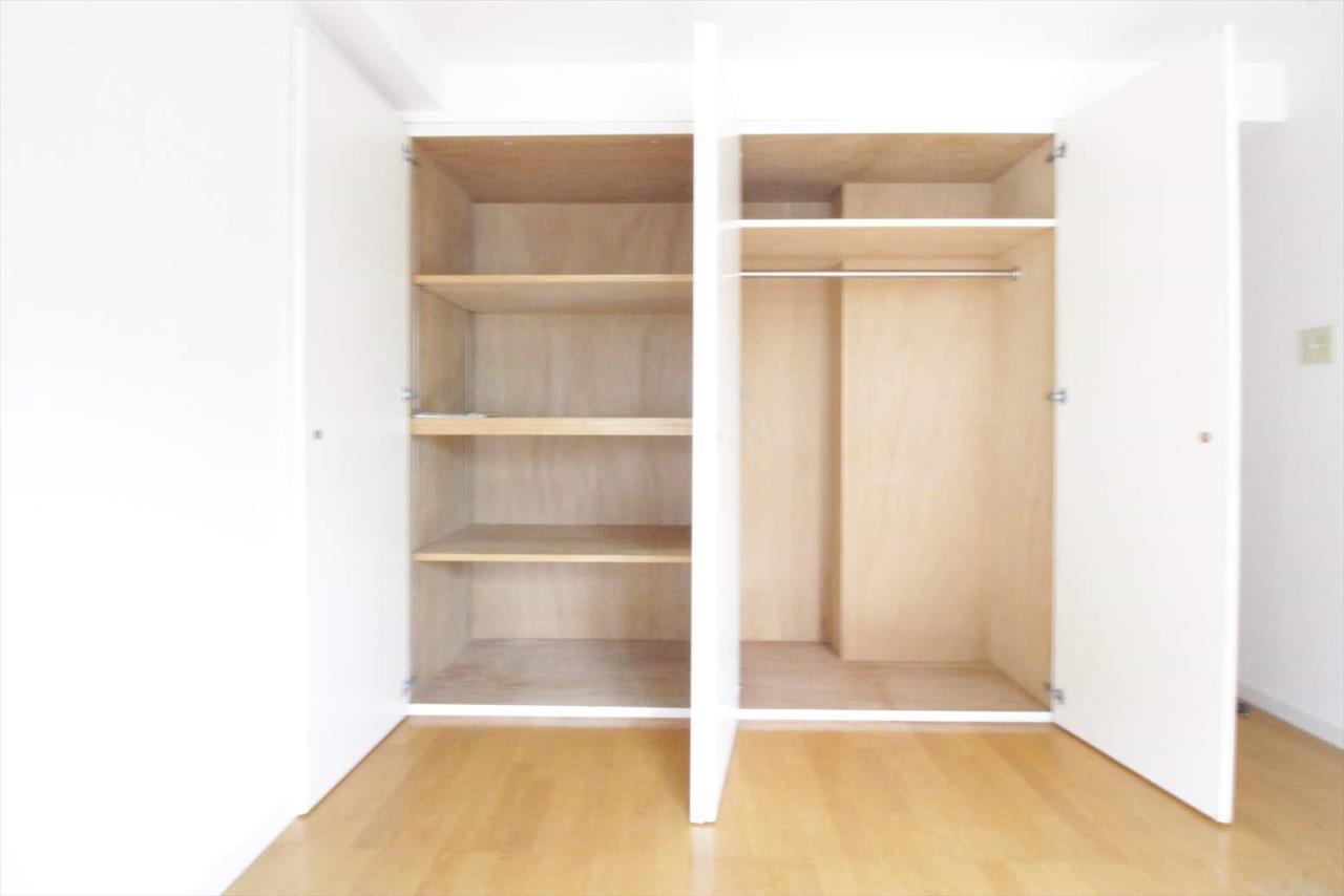 収納　ハンガーも掛けられます。