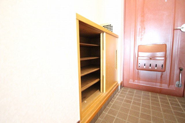 玄関　同物件、別号室のものです。