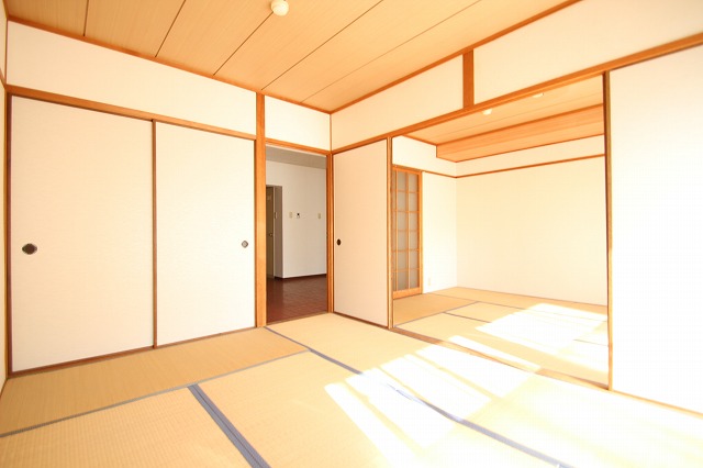 居室・リビング　同物件、別号室のものです。