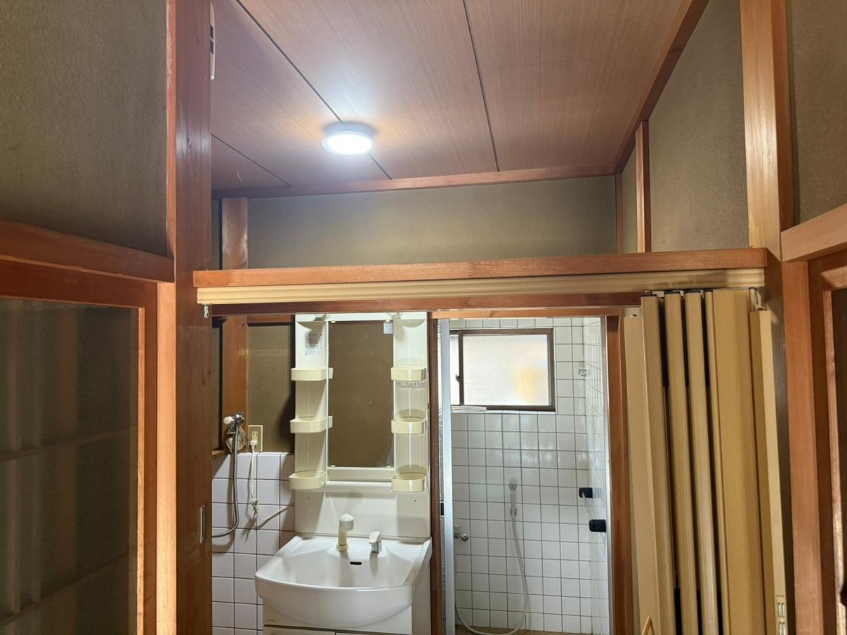 洗面設備　独立洗面台と洗濯機置き場！