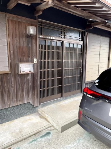 玄関　風情ある引き戸の玄関