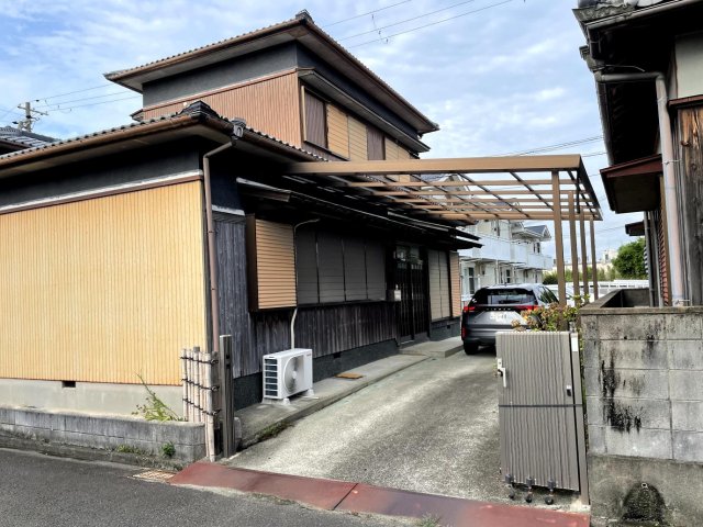 建物外観　表側と裏側の両面道路！どちらからでも車出入り可！