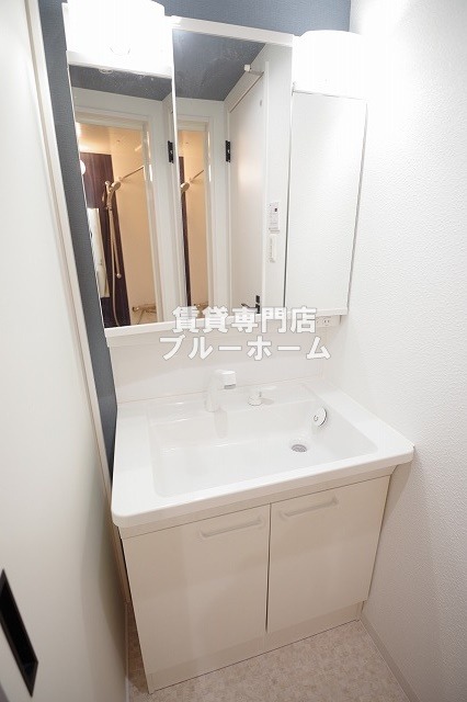 洗面設備　三面鏡独立洗面台！