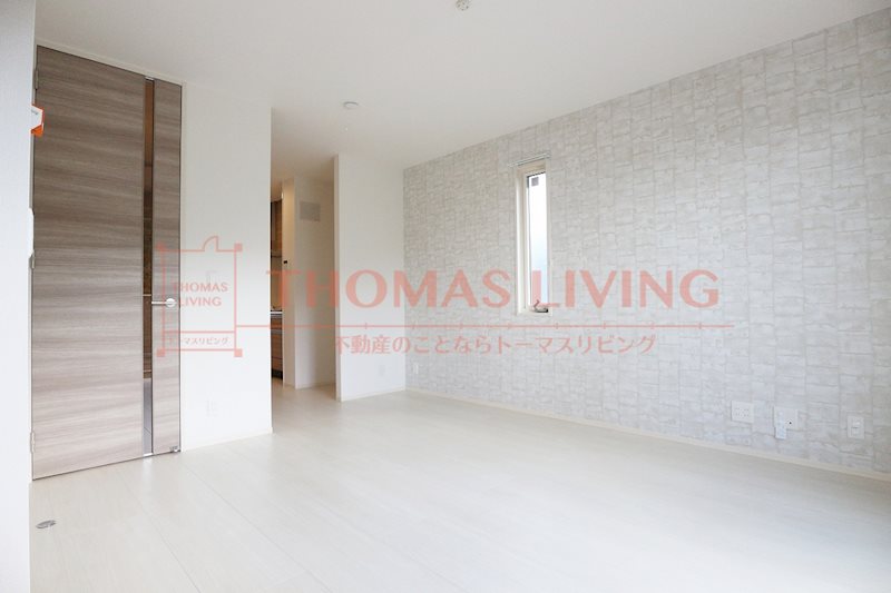 その他　明るめな色のフローリングなので部屋全体が明るく見えます。