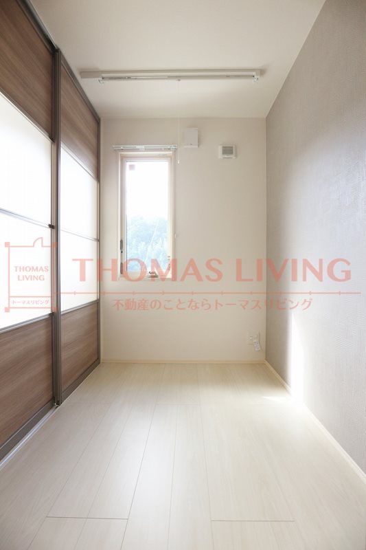 その他部屋・スペース　仕切りを開放しリビングの一部としてもお使い頂けます。