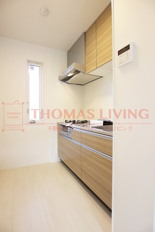 キッチン　三口コンロ、グリル付で人気のシステムキッチンです。