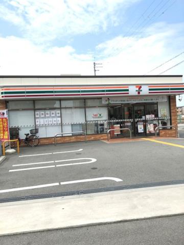 コンビニ　セブンイレブン（コンビニ）まで725m