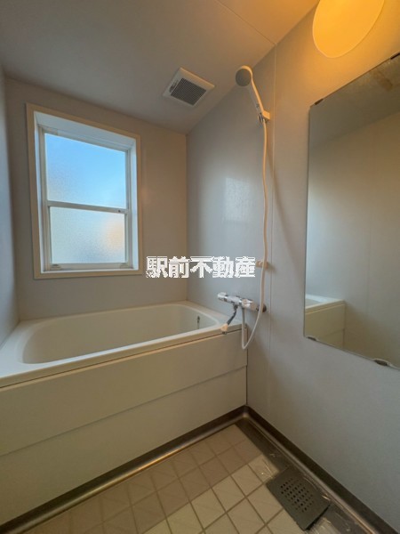 バス・シャワールーム　窓が大きい浴室です☆