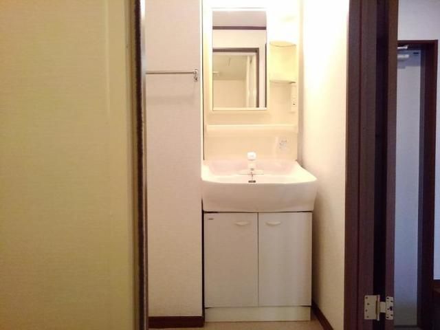 洗面設備　明るい洗面所です