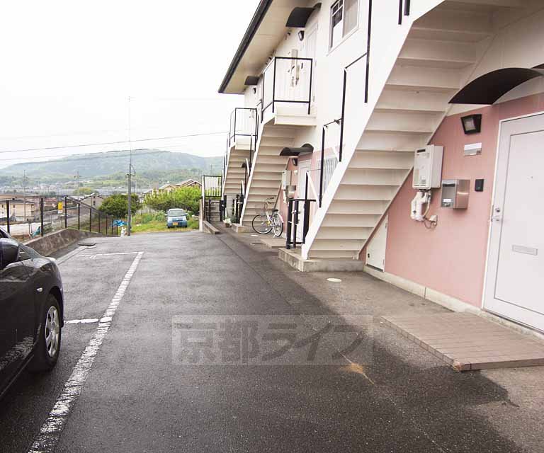 エントランス　建物前は駐車場もになっています。