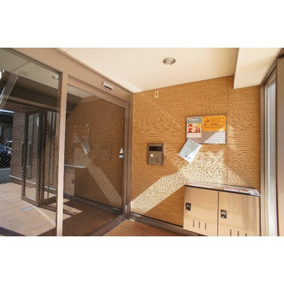 その他　共用エントランスにはオートロック、宅配ボックスあり