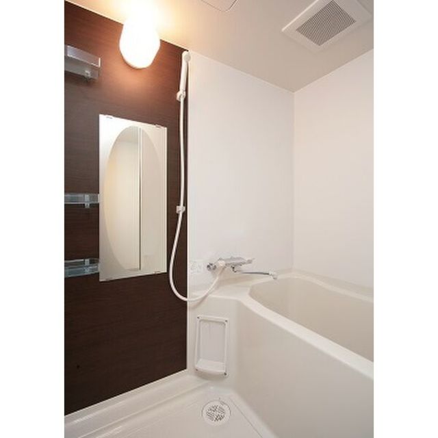 バス・シャワールーム　お風呂は人気のセパレートタイプです。