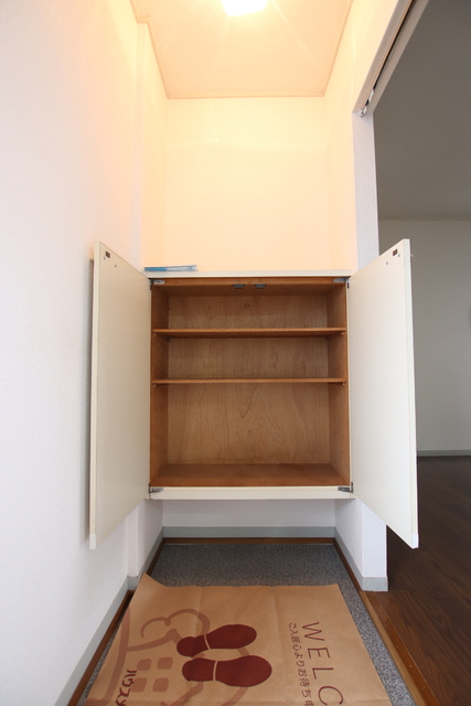 玄関　下駄箱付き