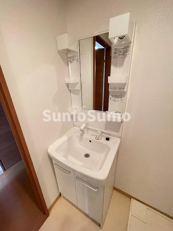 洗面設備　ゆったりとスペースのある洗面所