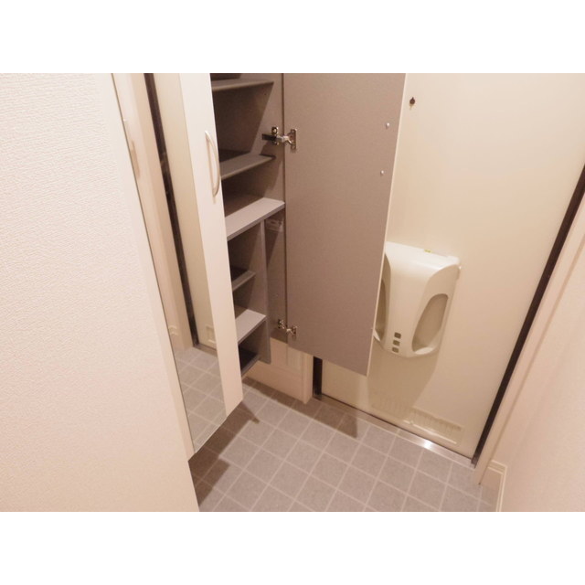 玄関　姿見付き靴箱