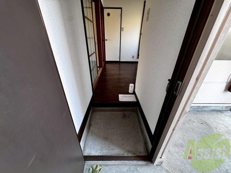 玄関　シンプルな玄関です。立ち回るのに十分なスペースがあります。