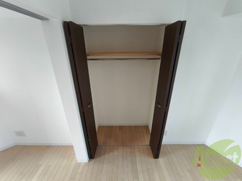 収納　こちらの収納にはハンガーをかけて服もしまえますね。