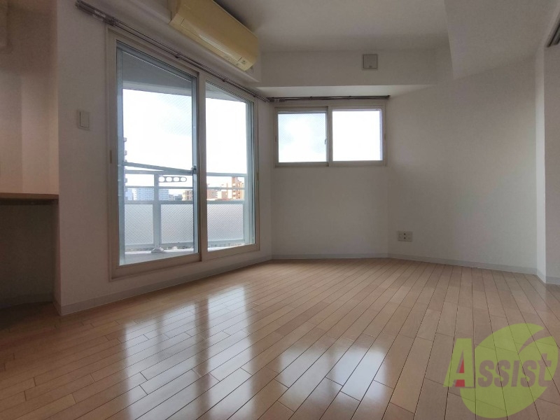 居室・リビング　リビングです。白を基調としていてお部屋全体が明るいですね！