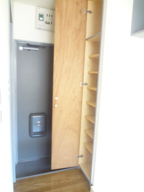 玄関　下駄箱も広いです♪