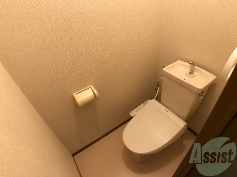 トイレ　トイレはウォシュレット機能付きで、快適にお過ごしいただけます