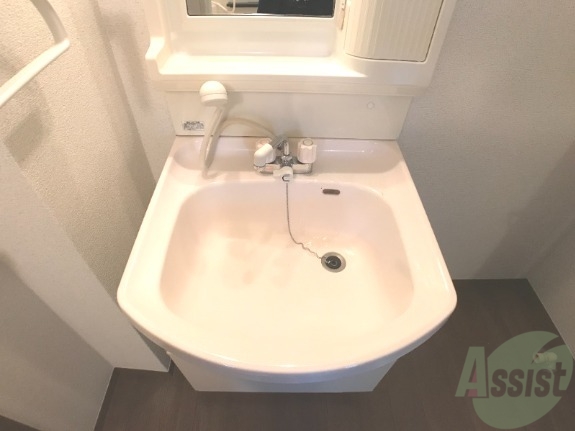 洗面設備　きれいで広くて使い易い洗面所となっております。