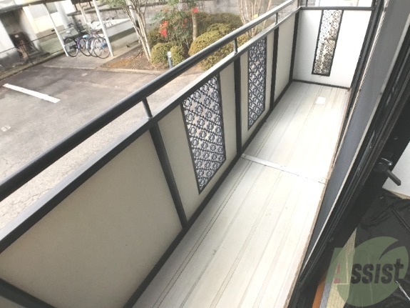 バルコニー　バルコニーはよく陽が当たり気持ちが良いです。