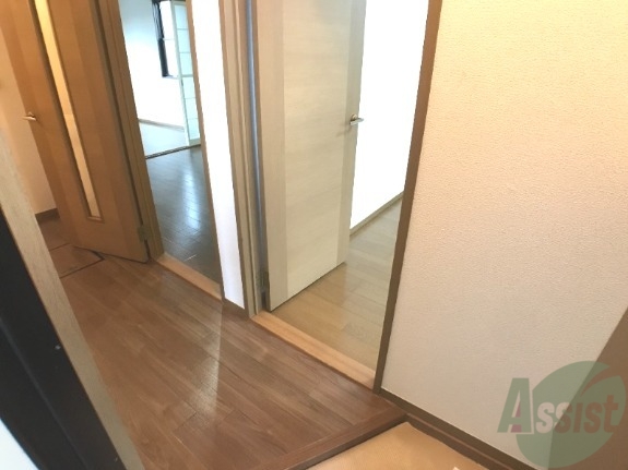 玄関　玄関からの様子ですリビングまでつながる廊下はきれいです