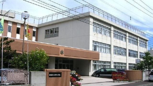 小学校　真栄小学校（小学校）まで580m