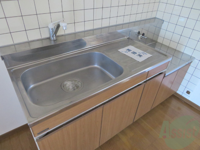 キッチン　シンプルなキッチンです。一人暮らしにはちょうどいいサイズ。