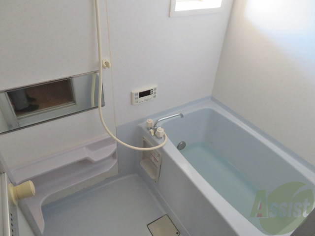 バス・シャワールーム　バスルームは狭すぎず、シャワーも浴びやすそうです。
