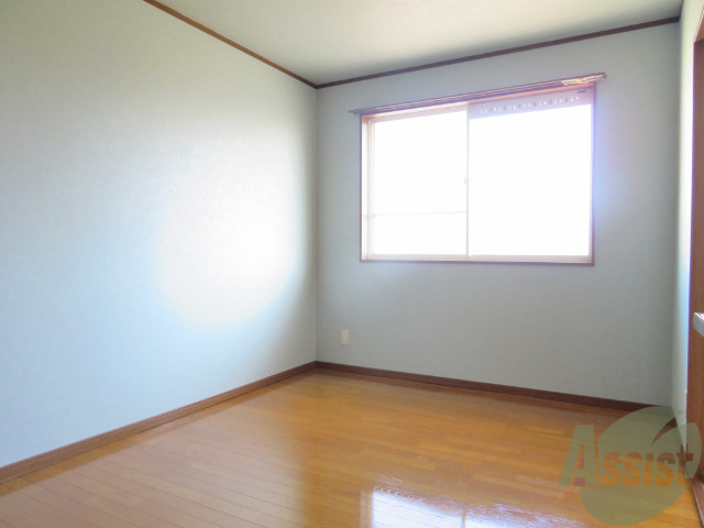 その他部屋・スペース　別の角度から洋室を撮影しました。日射しがあり明るい印象。