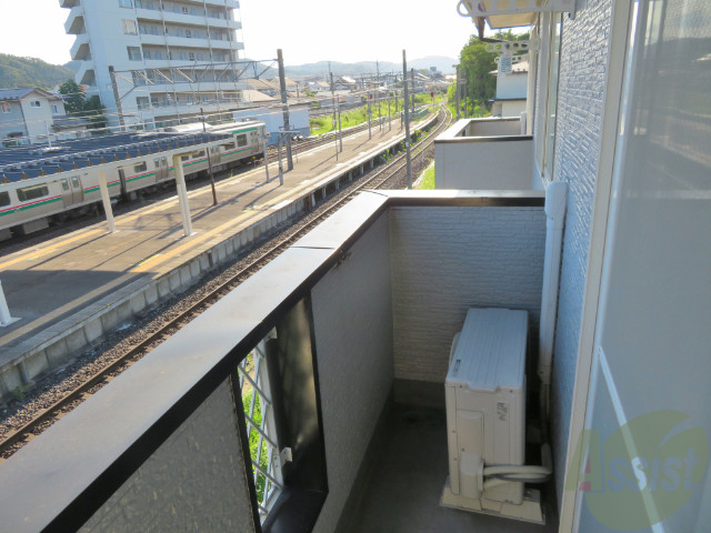 バルコニー　バルコニーは幅があり、広い印象を受けました。