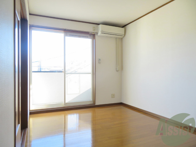 居室・リビング　６帖の洋室です。広々として、きれいですね。