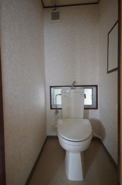 トイレ　同物件、別号室のものです。