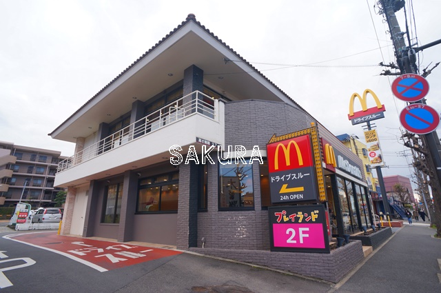 飲食店　マクドナルド 港南中央店（飲食店）まで833m