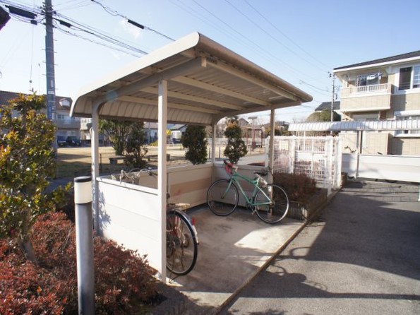 その他共有部分　屋根付きの駐輪場があります♪