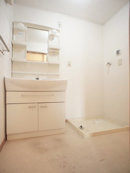 洗面設備　洗髪洗面化粧台と洗濯機置き場があります♪