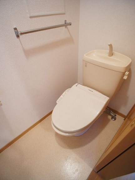 トイレ　温水洗浄暖房便座機能付きです♪