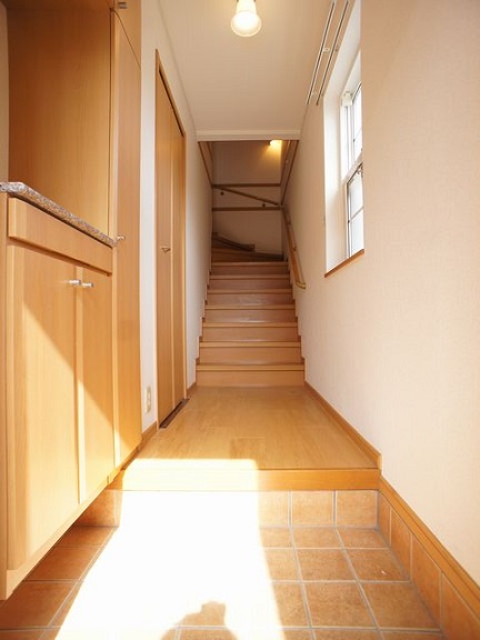 玄関　1階玄関！たくさん収納できるシューズボックスが付いています♪