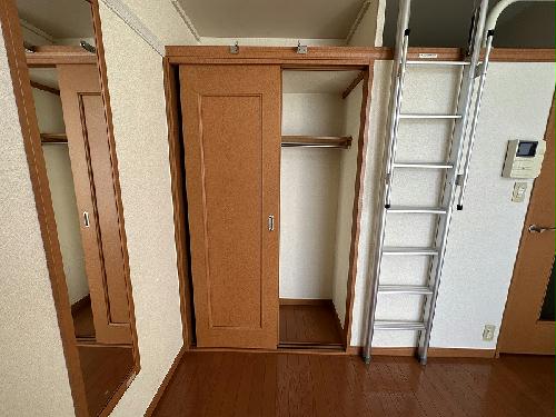 収納　扉収納上部も収納スペースとなります