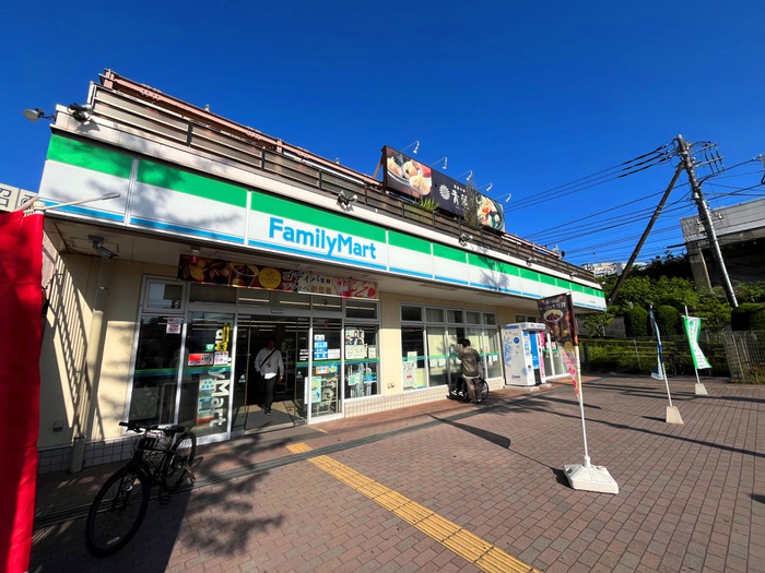 コンビニ　ファミリーマート 藤が丘駅東店（コンビニ）まで218m