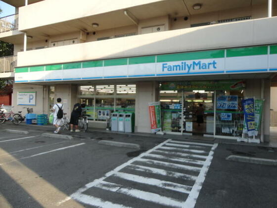 コンビニ　ファミリーマート（コンビニ）まで150m