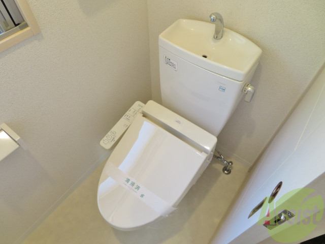 トイレ　温水洗浄便座なので使い心地が良さそうです。