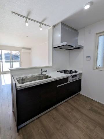 キッチン　同ハウスメーカＩＨコンロとグリル付きの対面式システムキッチン