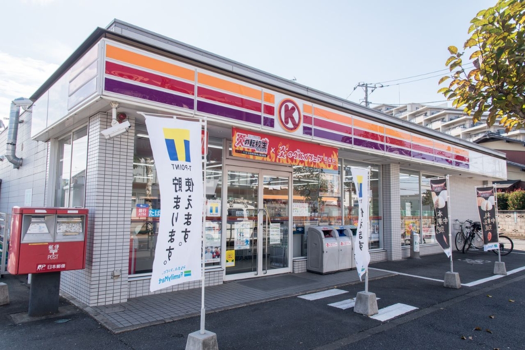 コンビニ　ファミリーマート（コンビニ）まで590m