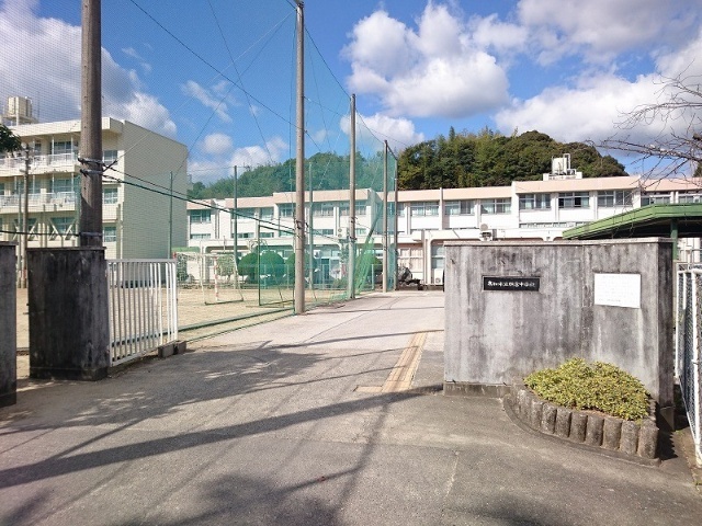 中学校　高知市立朝倉中学校（中学校）まで1418m