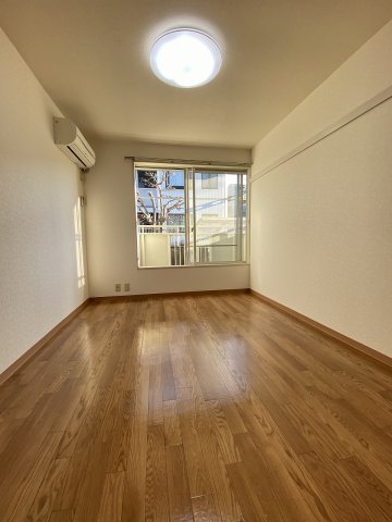 居室・リビング　☆６帖洋室☆照明付き☆参考画像