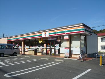 コンビニ　セブンイレブン（コンビニ）まで447m